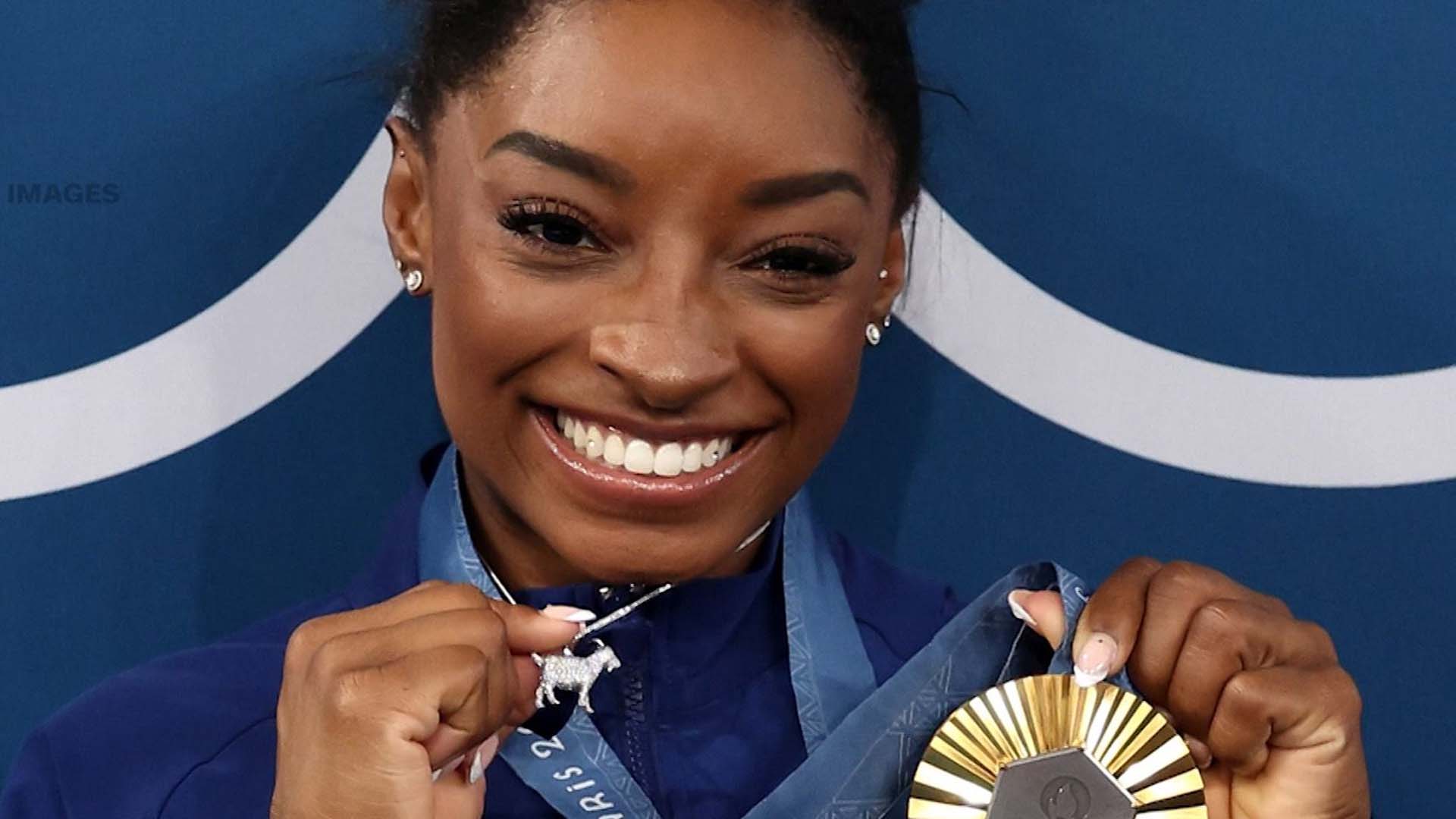 Simone Biles posó con su collar de cabra y su medalla de oro