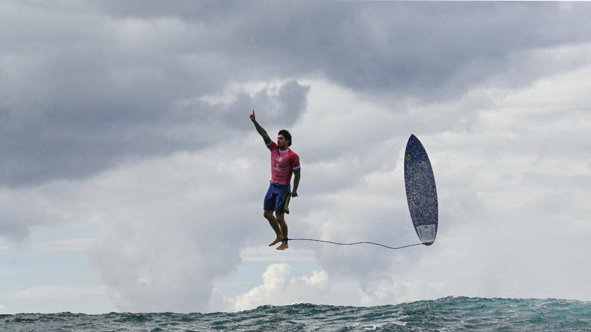 Gabriel Medina, uno de las mejores de París 2024 y la foto de Jerome Brouillet