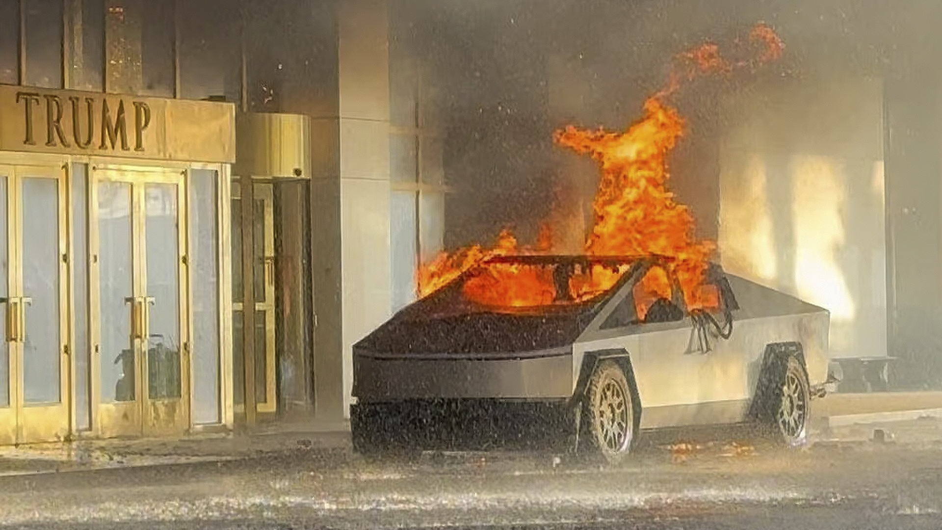 Video Viral: Cybertruck de Tesla explota frente a hotel de Trump