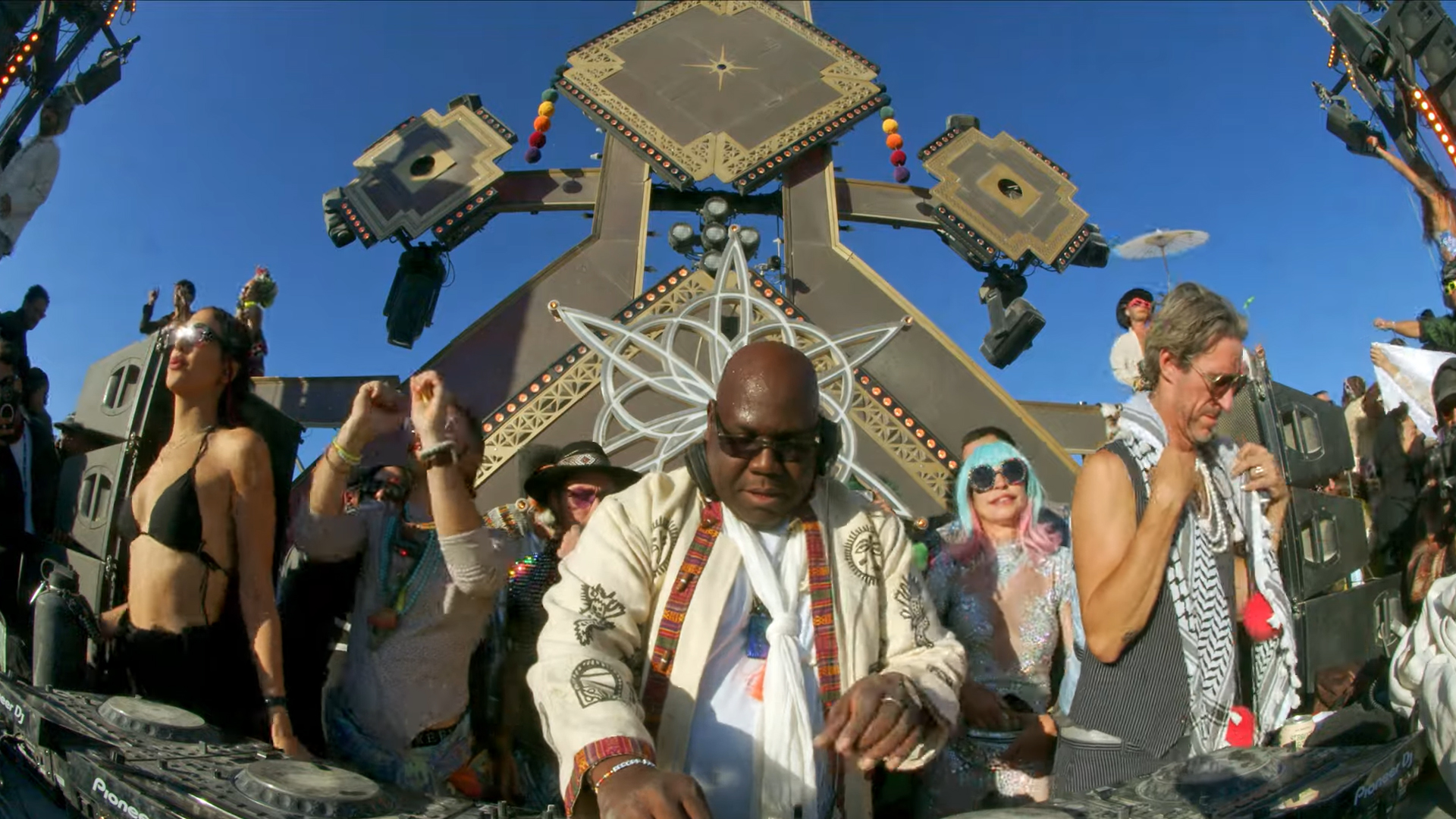 Carl Cox comparte su set en el regreso del Mayan Warrior en Burning Man