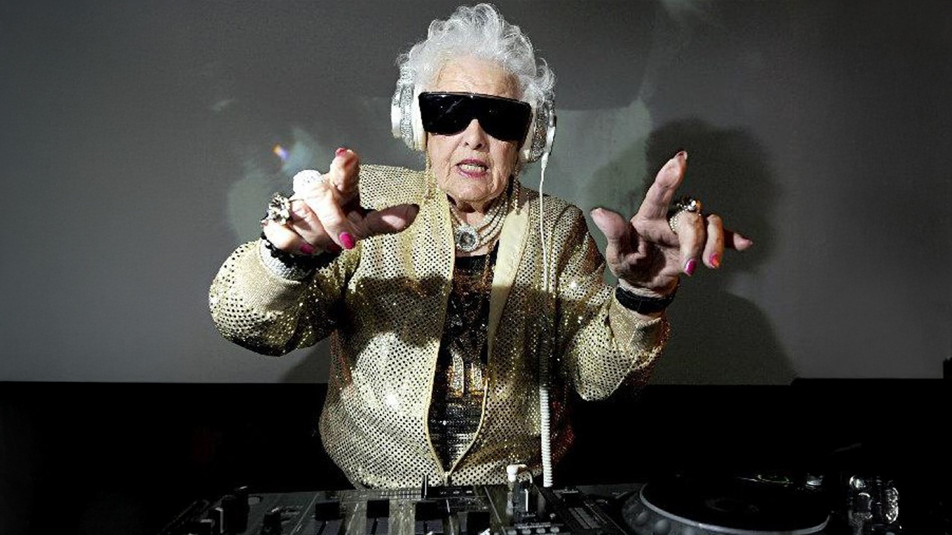 Alemania organiza taller de DJ para señoras de la tercera edad